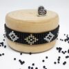 Brăţară neagră ţesută fin, romburi albe şi argintii