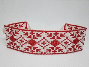 Brăţară ţesută cu motiv geometric tradiţional românesc, mărgele roşii şi albe