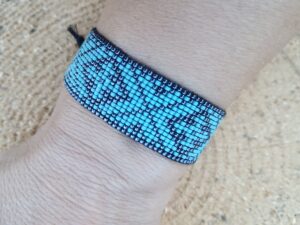 Brăţară ţesută fin, motiv bogat cruce, albastru deschis