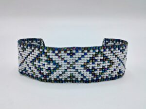 Brăţară ţesută fin, motiv cruce, albastru închis cu reflexii