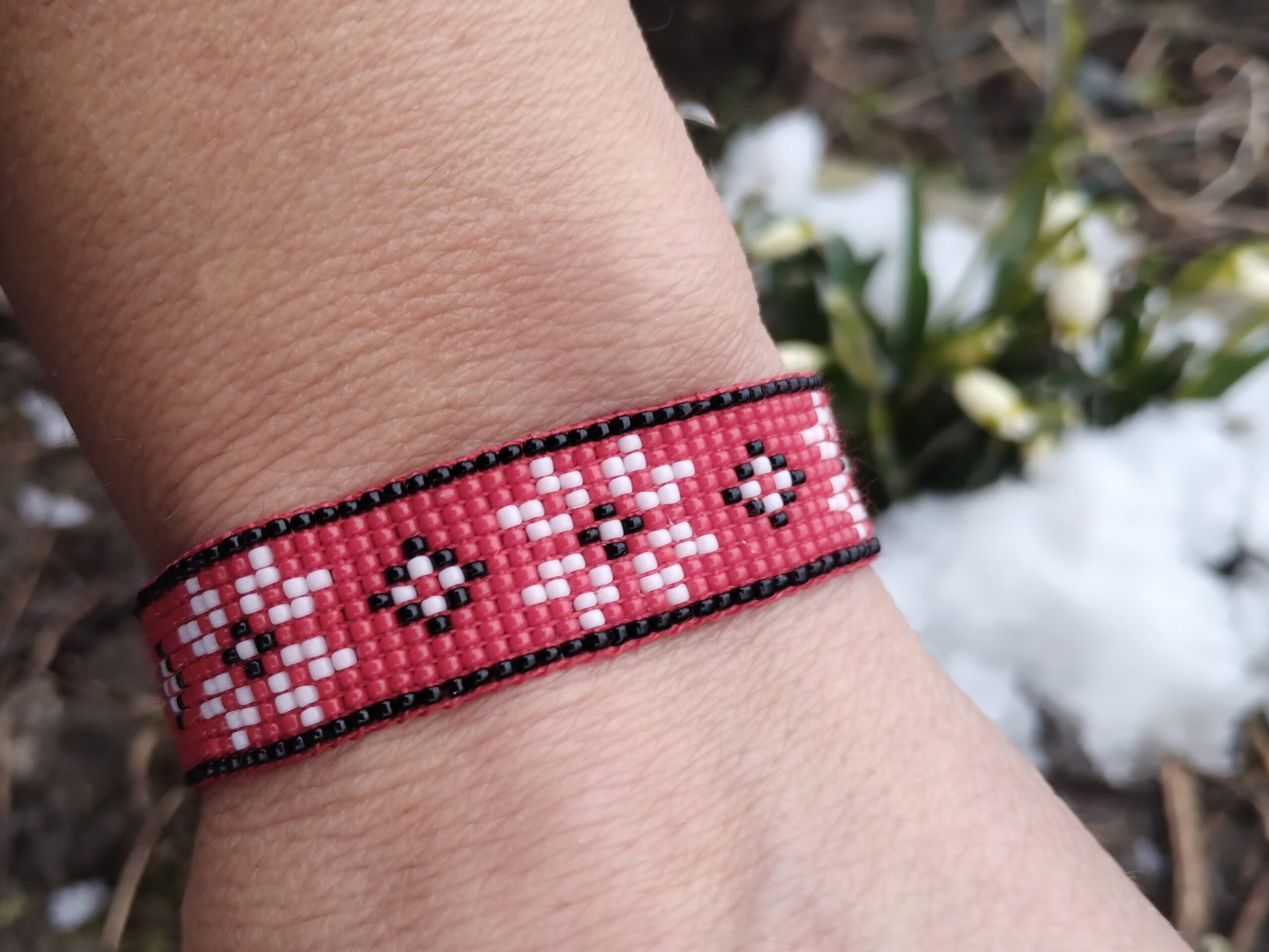 Brăţara ţesută fin, motiv alb-roșu, stea