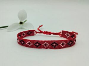 Brăţară ţesută fin, culoare roşie, motiv romburi