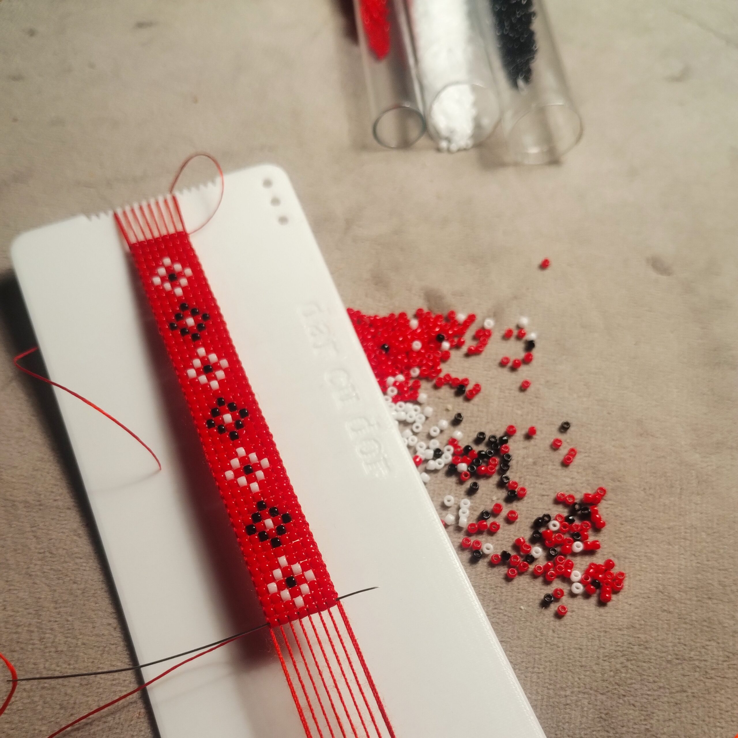 Brăţară ţesută fin, culoare roşie, motiv romburi - imagine 3