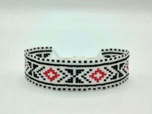 Brăţară ţesută fin, motiv geometric negru și roșu