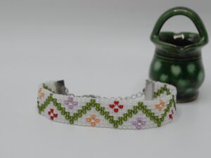 Brăţară ţesută, model floricele şi zig-zag, cu închidere inox