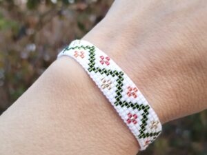 Brăţară ţesută fin, model floricele şi zig-zag