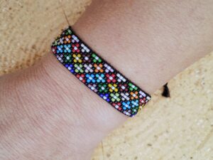 Brăţară ţesută fin, motiv multicolor îngust